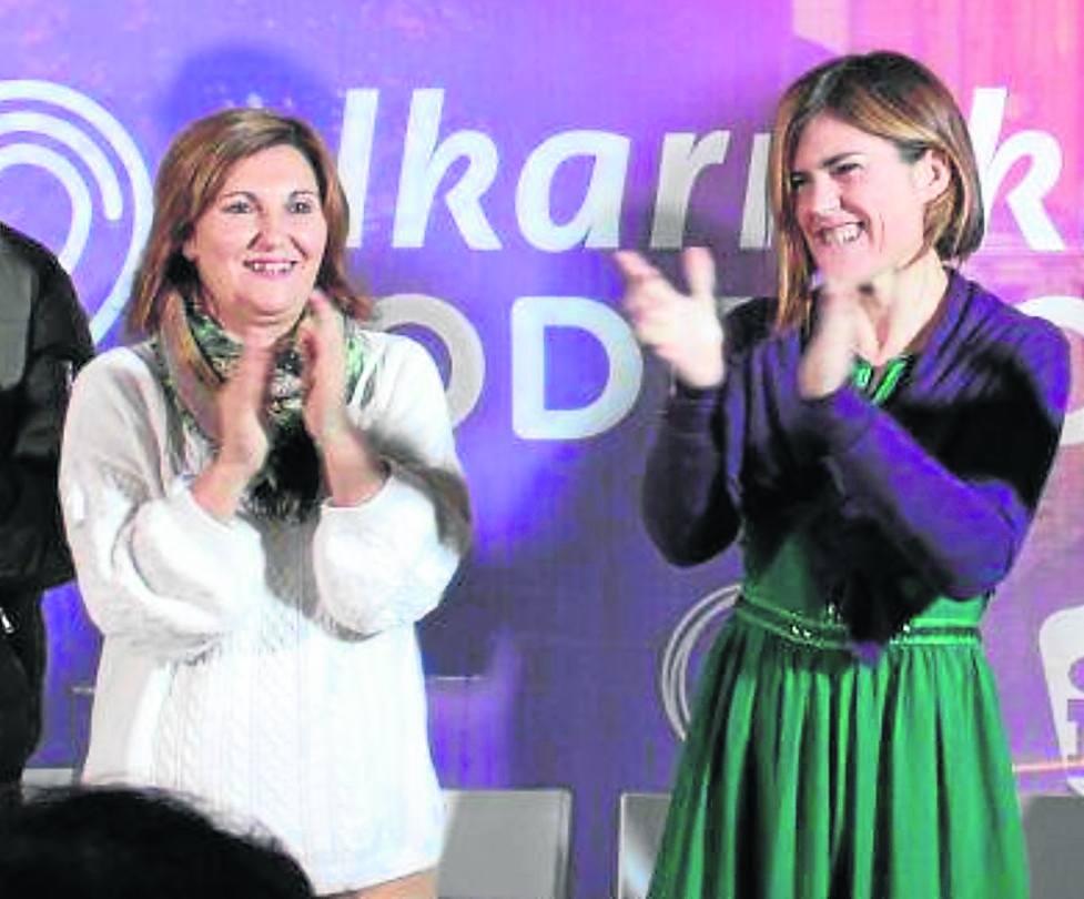 Pilar Garrido, a la izquierda, y Edurne Gorrochategui, ayer en Rentería.