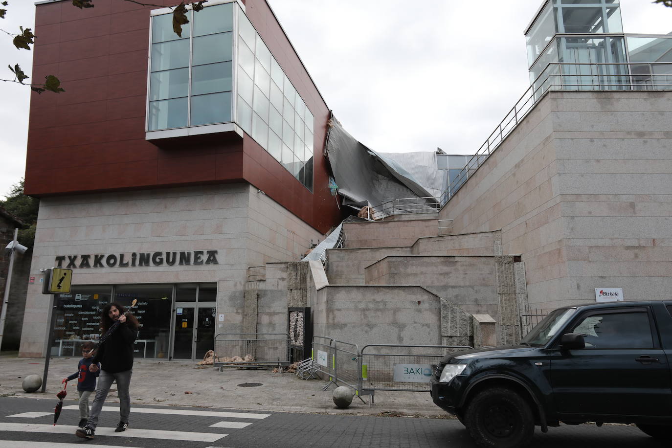 El frontón de Bakio y el Txakoligunea han sufrido serios daños por el viento.