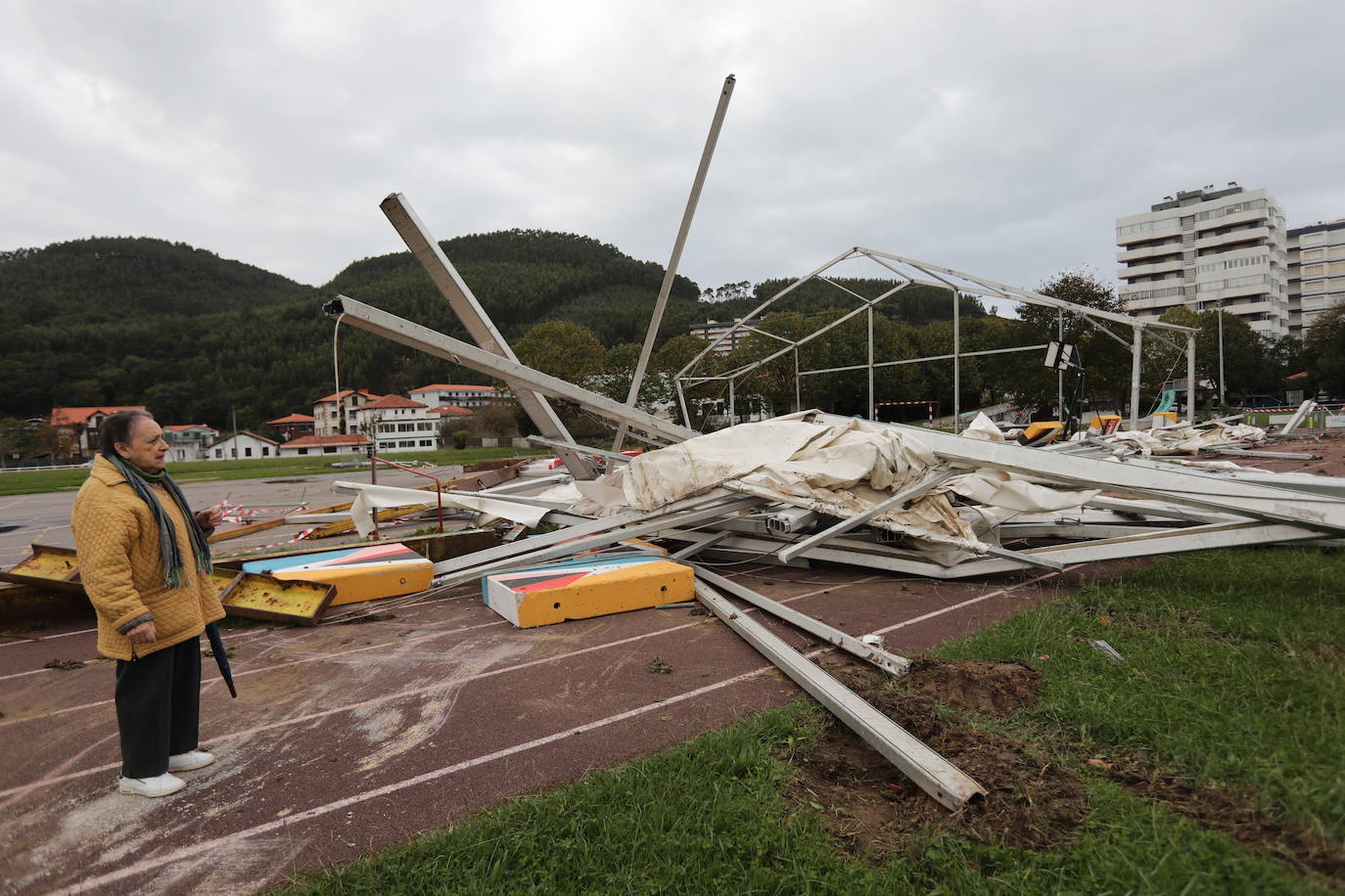 El frontón de Bakio y el Txakoligunea han sufrido serios daños por el viento.