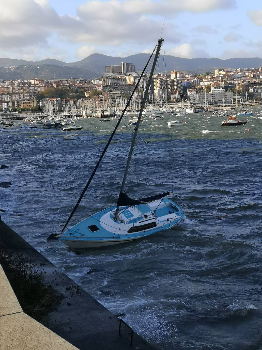 Velero a la altura del Embarcadero, del Paseo del Muelle (Las Arenas Getxo)