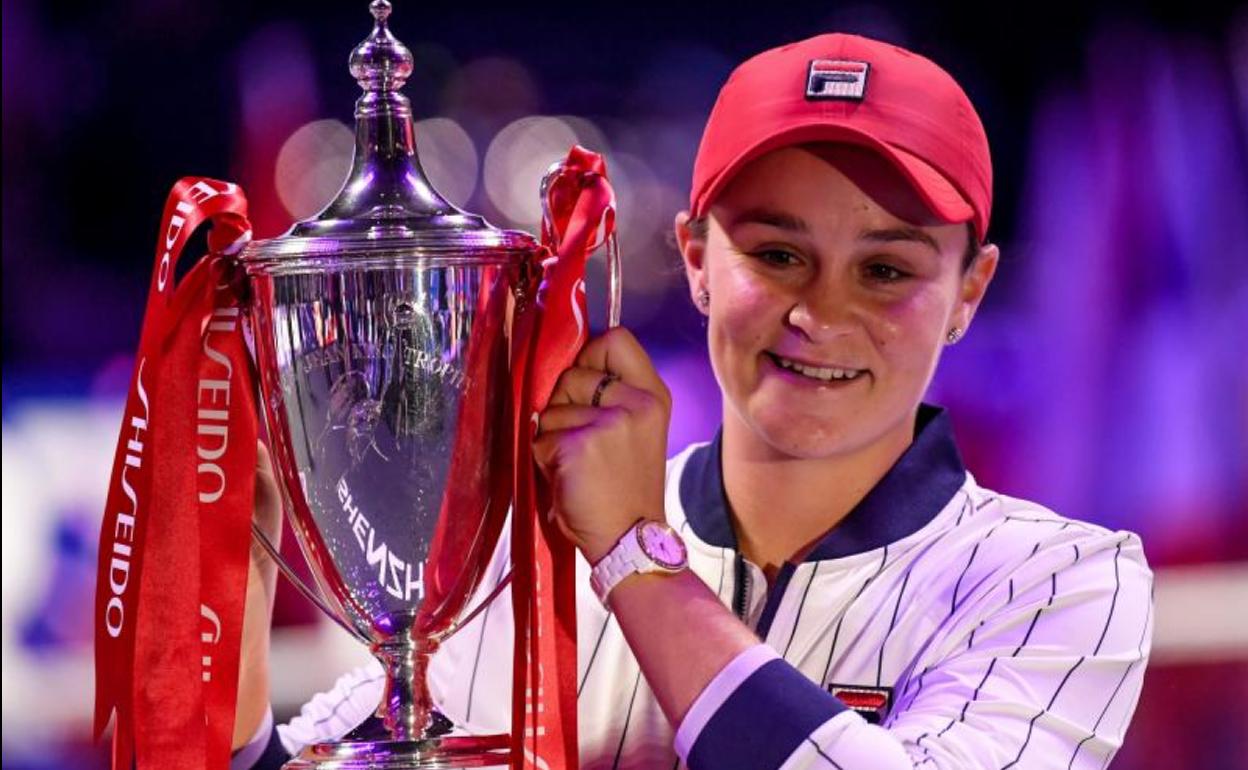 Ashleigh Barty posa con el trofeo. 