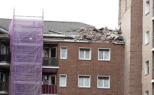 Los daños causados por el viento en un edificio de Deusto.