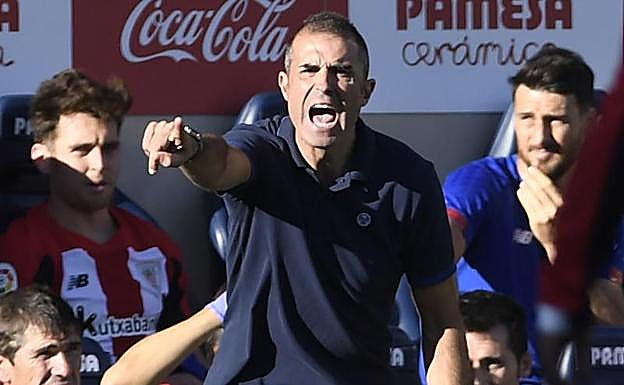 Garitano imparte instrucciones desde la banda.