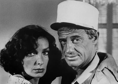 Imagen secundaria 1 - Marie Laforêt en un recital en el Theatre des Bouffes parisino en 2005. Junto a Jean-Paul Belmondo en 'Rufianes y tranposos' (1984) y en una fotografía de 1969.