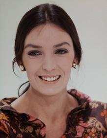 Imagen secundaria 2 - Marie Laforêt en un recital en el Theatre des Bouffes parisino en 2005. Junto a Jean-Paul Belmondo en 'Rufianes y tranposos' (1984) y en una fotografía de 1969.