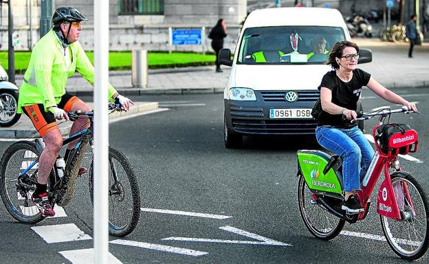 Ciclistas circulan correctamente, con casco y sin casco. Su uso no es obligatorio en ciudad.