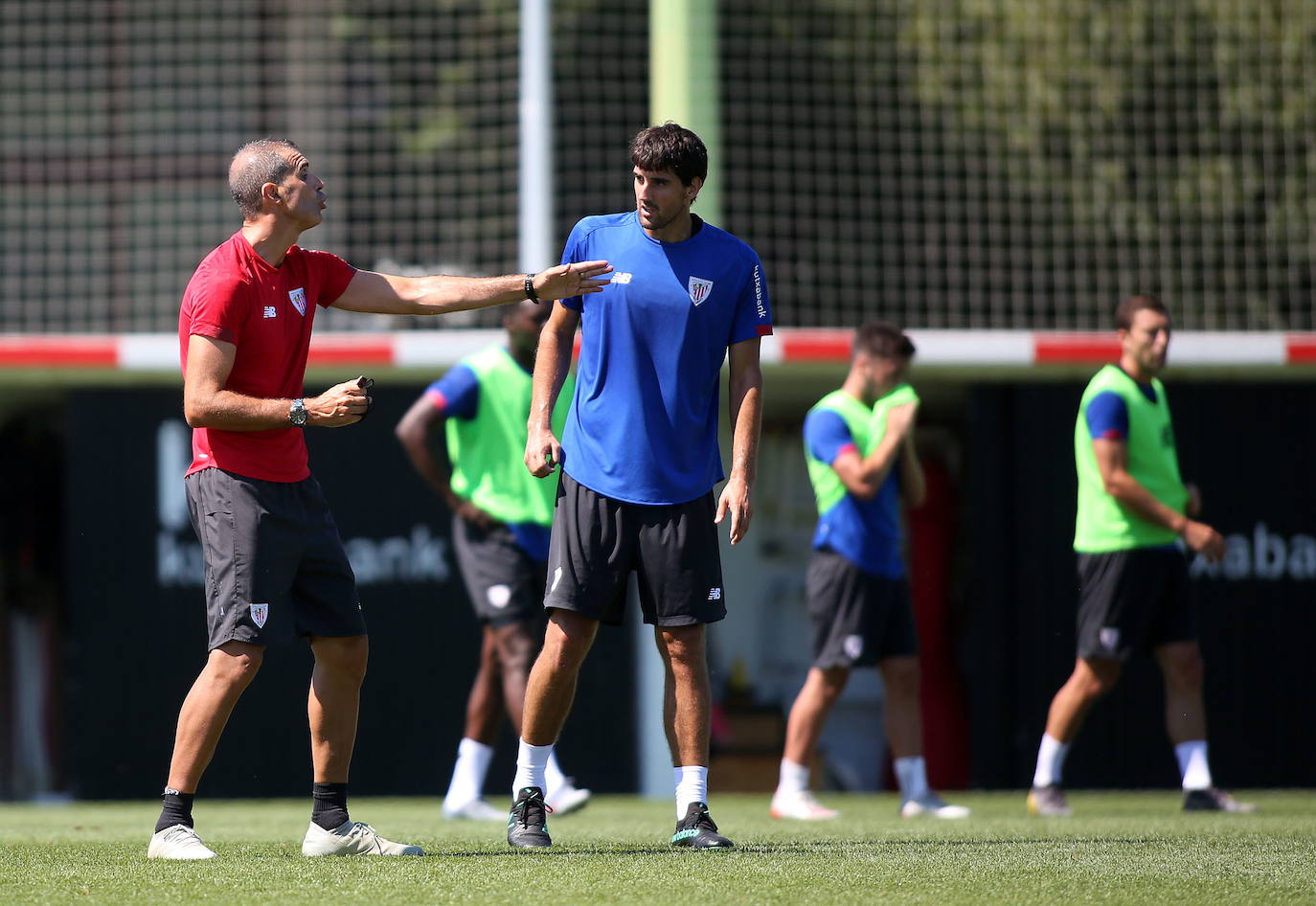 El entrenador Gaizka Garitano dando instruciones a Mikel San Jose durante un entrenamiento del Athletic en Lezama. Foto de archivo.