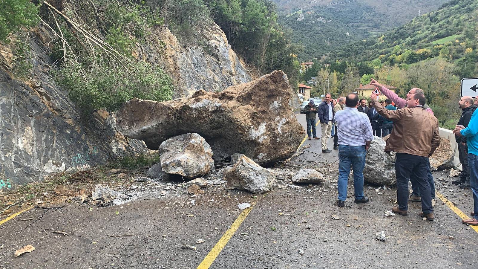 Fotos: Revilla, atrapado en el desfiladero de La Hermida por la caída de una roca del tamaño «de un coche»