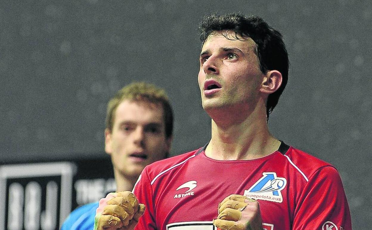 Jokin Altuna celebra su pase a la final antes de recibir la felicitación de Laso.