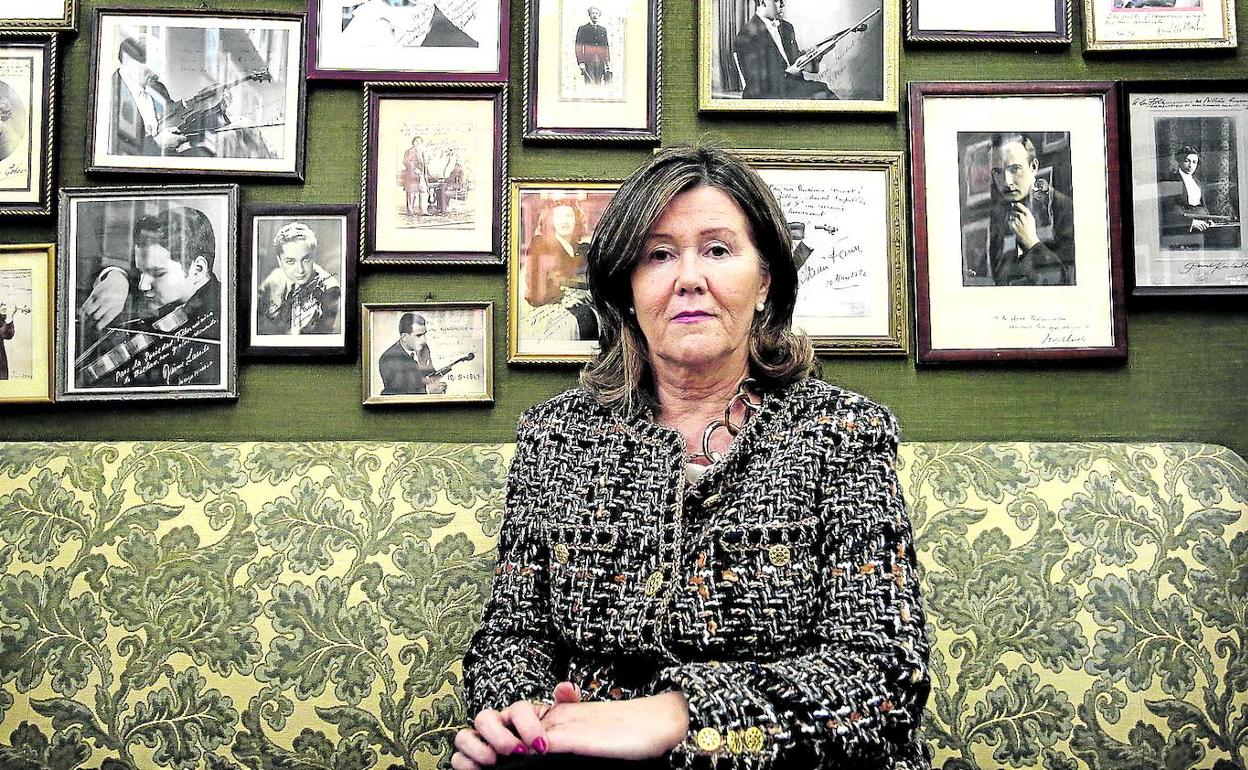Carmen Iztueta, en una de las salas de la Sociedad cuyo estilo han respetado en las obras.