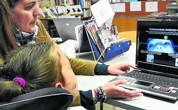 El lector de retina es un sistema que permite a enfermos de ELA y parálisis cerebral comunicarse a través de un ordenador.