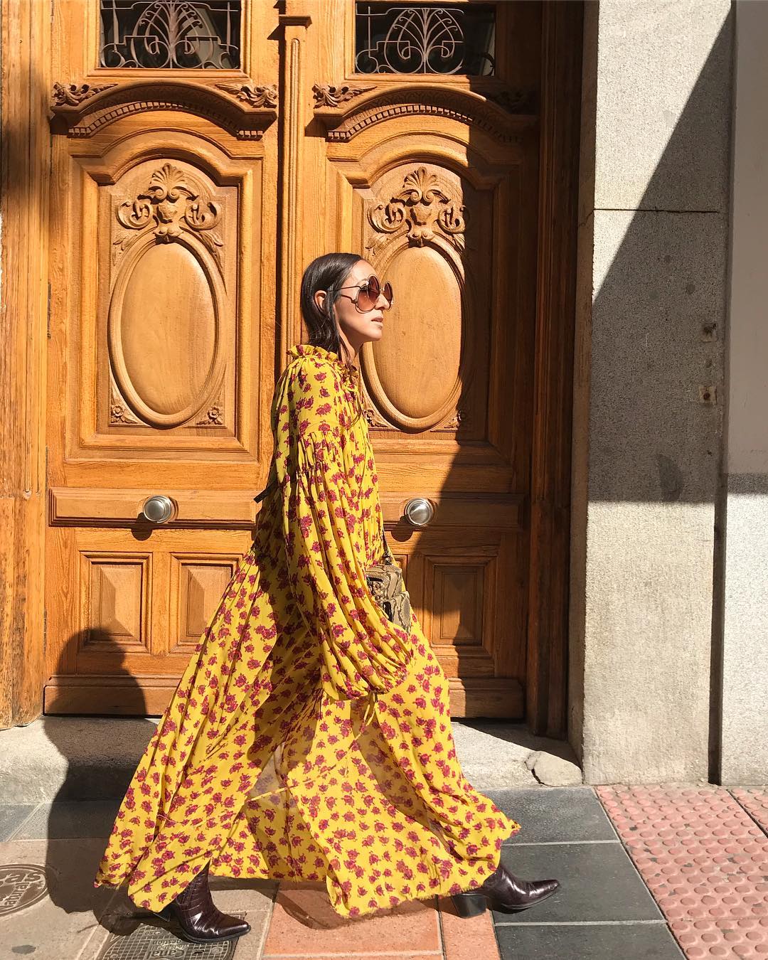 De nuevo Mango y, de nuevo, un vestido largo de espíritu bohemio. En este caso, fluido y con estampado en contraste. Mientras Carmen lo combina con mules, cinturón y bolso de rafia, Laura lo lleva a su vertiente tejana con un sombrero y unos botines cowboy.