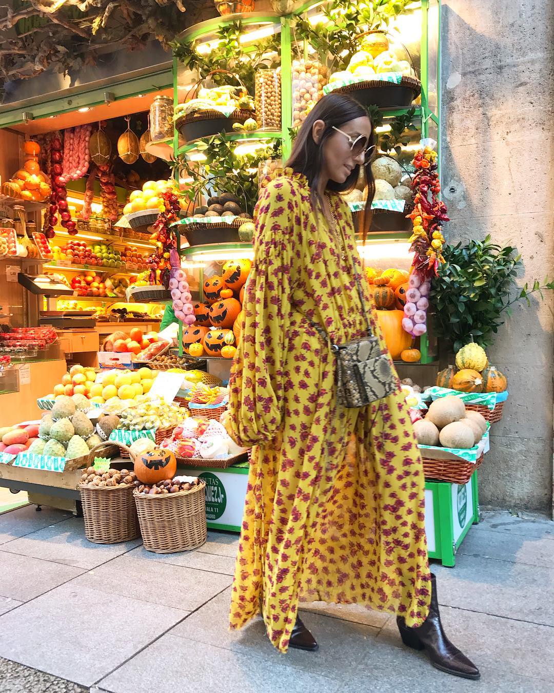 De nuevo Mango y, de nuevo, un vestido largo de espíritu bohemio. En este caso, fluido y con estampado en contraste. Mientras Carmen lo combina con mules, cinturón y bolso de rafia, Laura lo lleva a su vertiente tejana con un sombrero y unos botines cowboy.