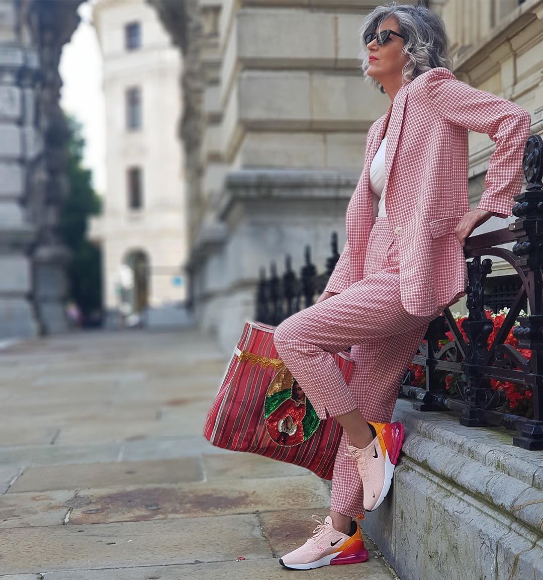 Cualquiera que sea fiel a las novedades del gigante de Inditex, seguramente se haya percatado del encanto de este dos piezas tan especial. Se trata de un traje de chaqueta de cuadros vichy en rosa y blanco que ahora se encuentra en la sección de 'Special Price' de Zara. La americana está rebajada a 19,99 euros y el pantalón a 12,99 euros. Mientras Carmen le da una vida mucho más sport gracias a unas zapatillas multicolor, Laura es fiel a la esencia sofisticada del traje sastre y lo combina con unos botines 'cowboy' y un bolso cruzado en negro.