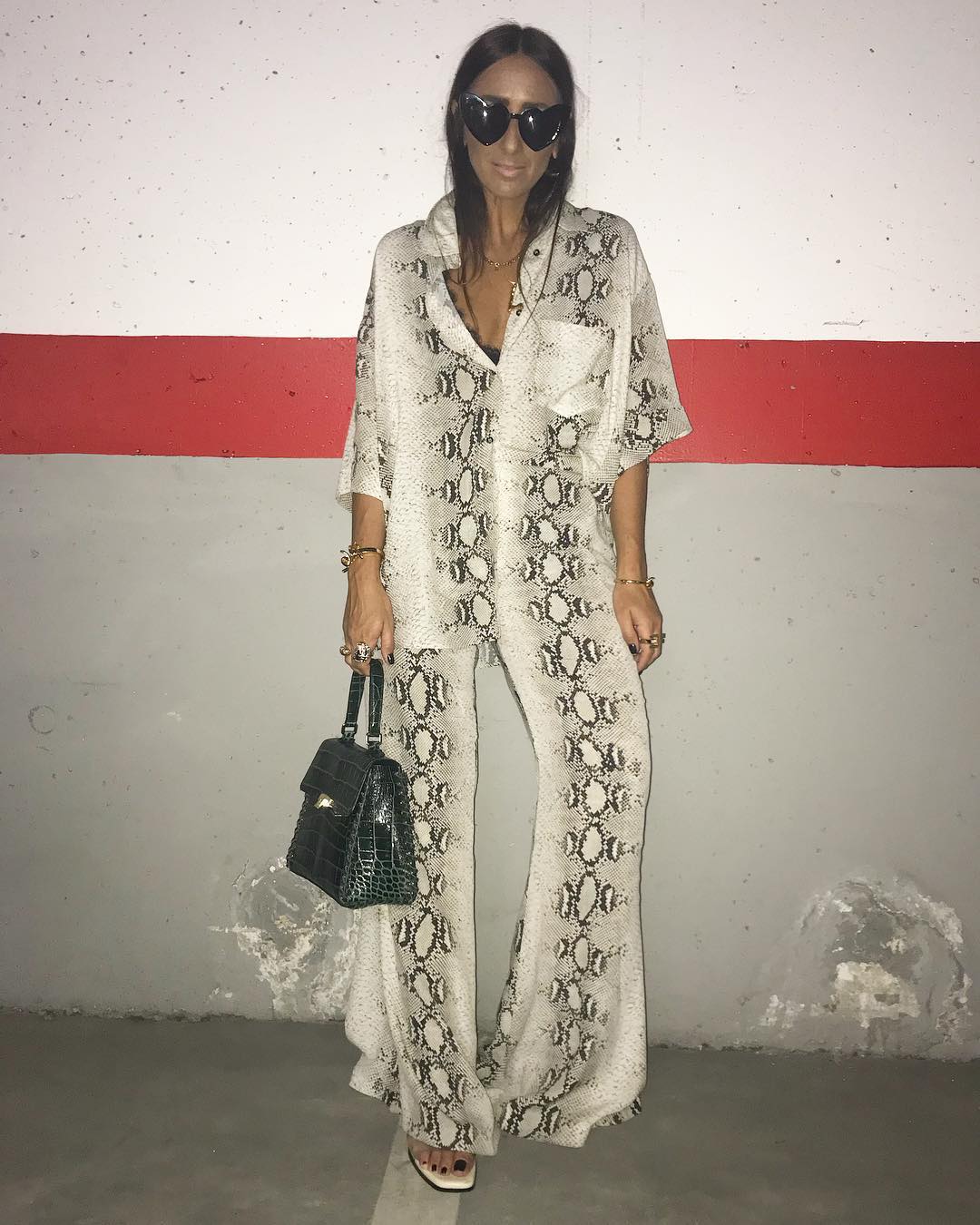 La historia se repite con este otro conjunto de Zara, también con 'animal print' de serpiente pero en color gris. Mientras Carmen lo combina con sus deportivas favoritas y un bolso de rafia, Laura apuesta por unos botines blancos y un chute de color gracias a un bolso amarillo tipo bombonera.