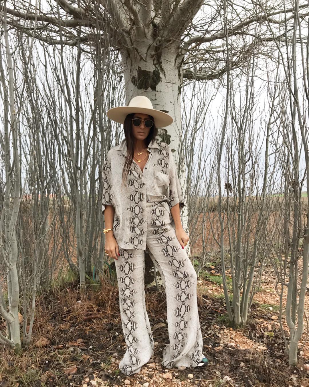 La historia se repite con este otro conjunto de Zara, también con 'animal print' de serpiente pero en color gris. Mientras Carmen lo combina con sus deportivas favoritas y un bolso de rafia, Laura apuesta por unos botines blancos y un chute de color gracias a un bolso amarillo tipo bombonera.