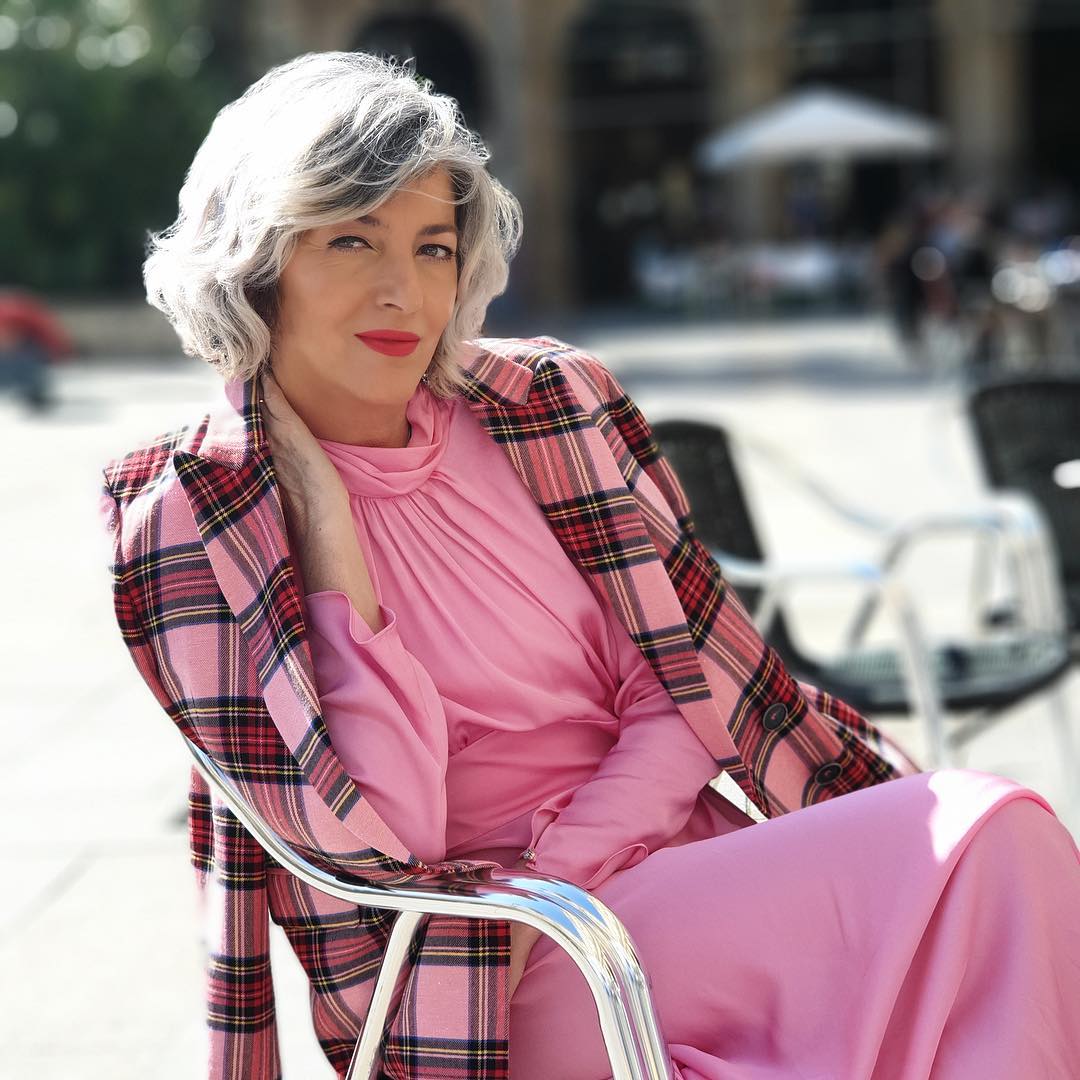 Aunque se trata de una prenda de hace varias temporadas, fue una de las propuestas estrella que arrasaron en Mango. No hubo 'influencer' que no se resistiera al inusual colorido de esta americana de tartán. Tanto Carmen como Laura han coincidido combinándola con vaqueros y camiseta blanca estampada.