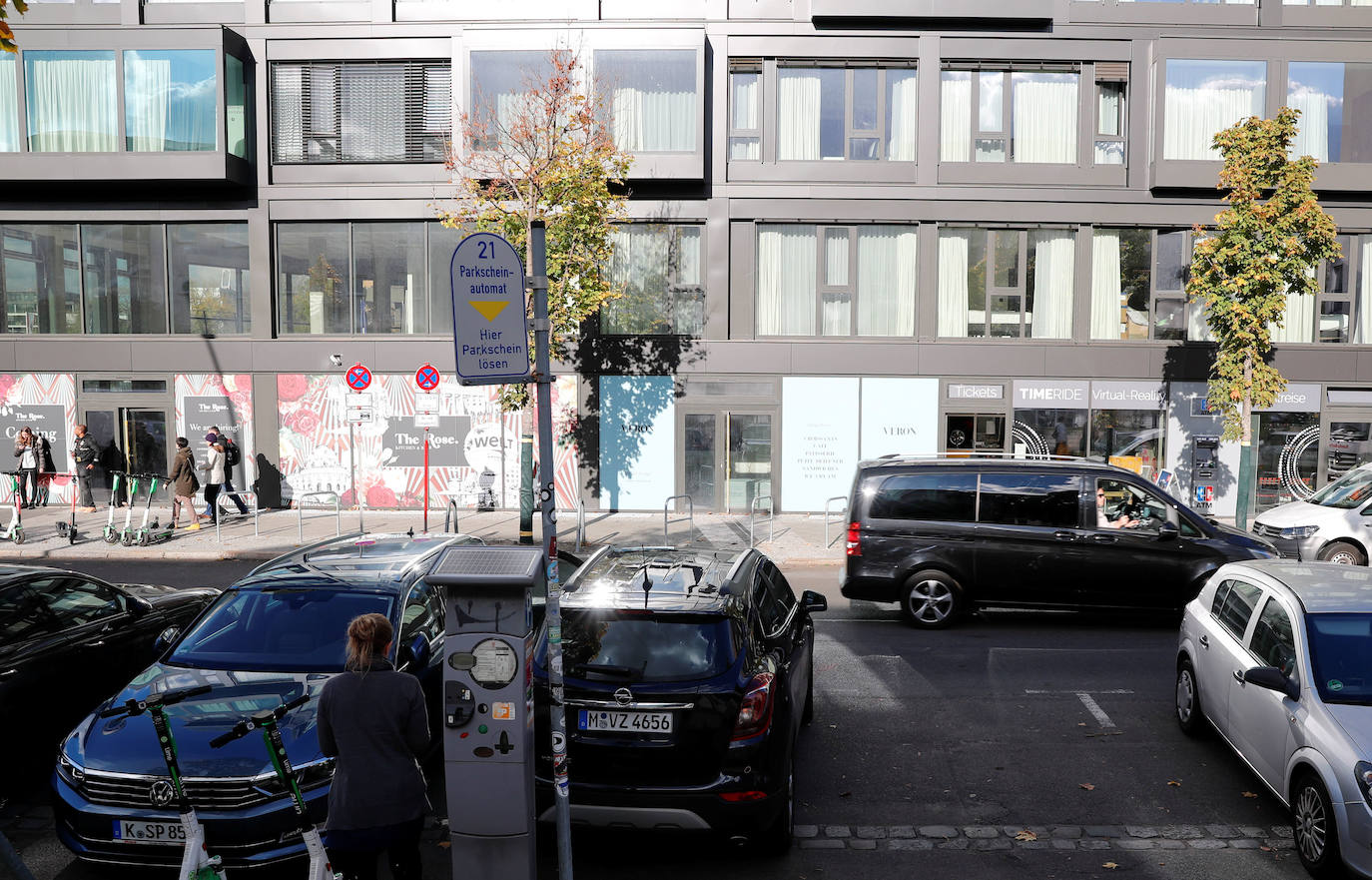 (9) Después: Una vista general muestra Zimmer Strasse, cerca del puesto de control aliado Charlie en Berlín, en 2019.