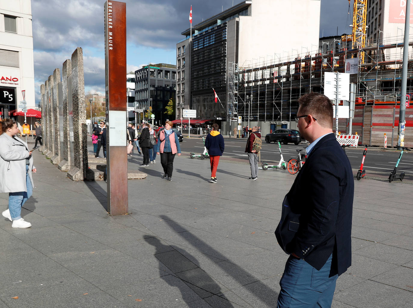 (3) Después: Partes del Muro de Berlín se muestran en la Potsdamer Platz.