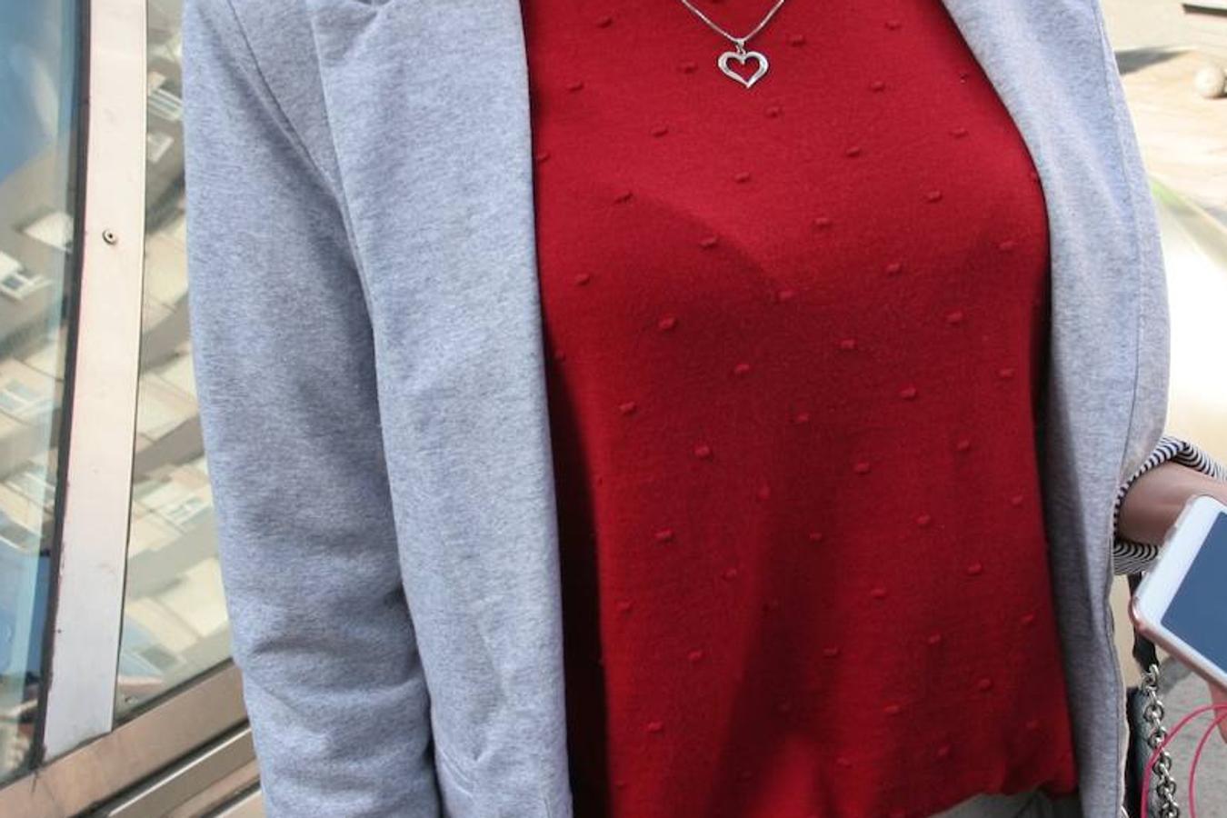 A sus 26 años, Garazi Becerra tiene un estilo inconfundible. Es del barrio bilbaíno de Santutxu y hoy ha apostado por un look arreglado pero, a su vez, cómodo. Lleva una americana gris de una tienda del Casco Viejo, un jersey rojo de Stradivarius que se compró hace un par de temporadas y un pantalón fluido y de rayas, de Bershka. Completa el conjunto con unas deportivas blancas de la firma Converse. ¡Wow!