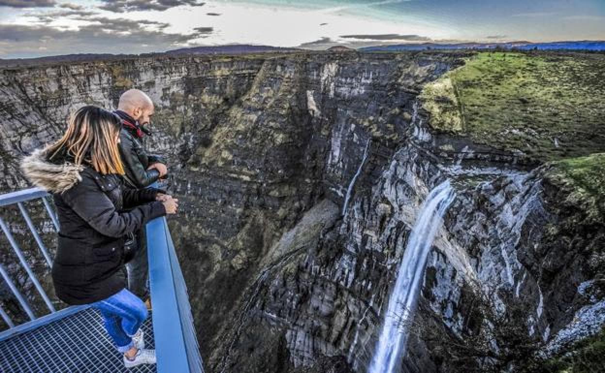 Visitantes observan el Salto del Nervión, la mayor cascada de la Península. 