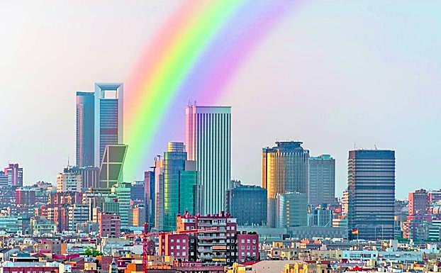 El distrito financiero de Madrid, bajo un arcoíris.