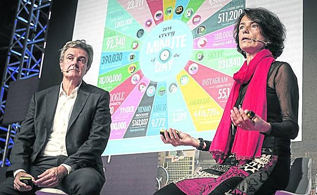 Pedro Larrañaga y Concha Bielza, en un momento de su exposición ayer en el Palacio Euskalduna. 