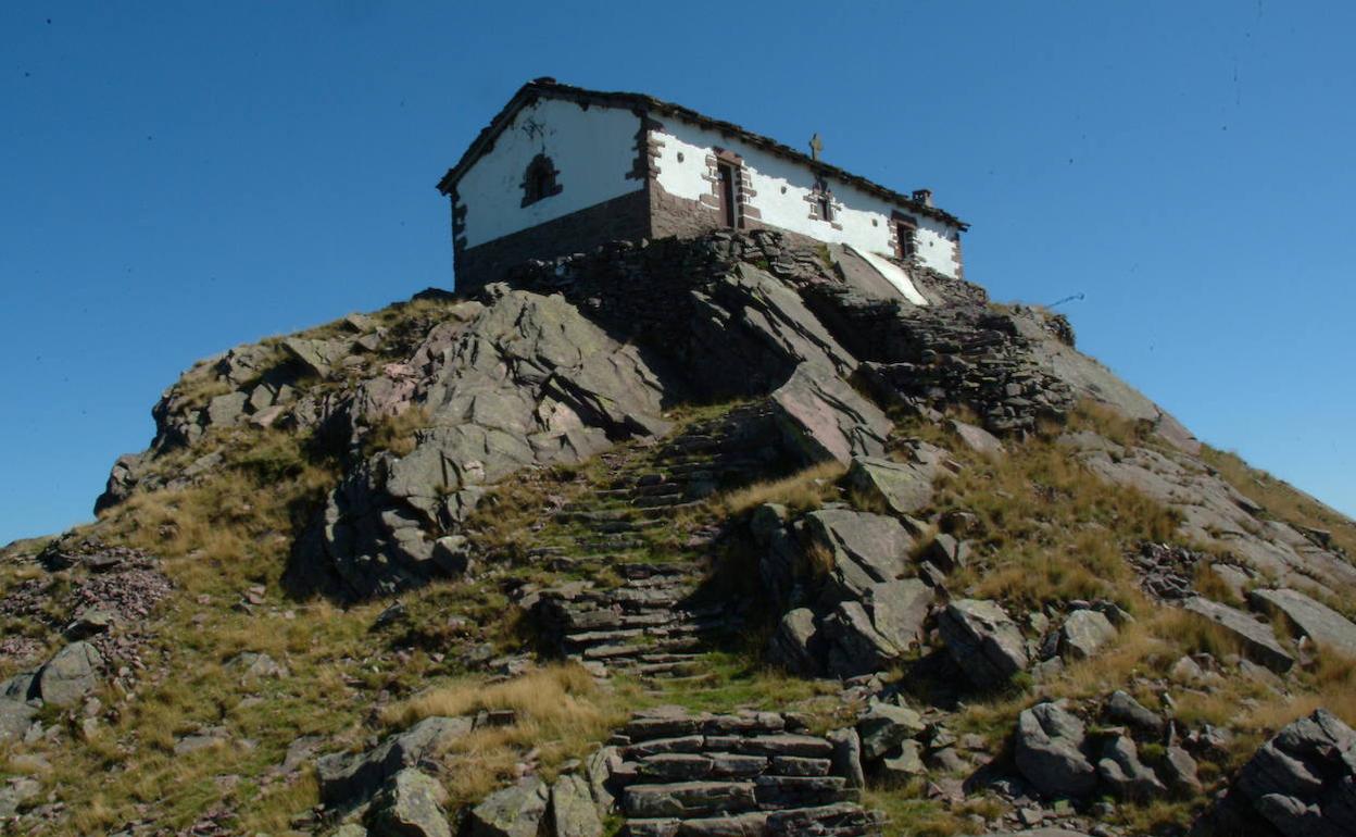 Una tosca escalera conduce hasta la ermita que preside la cima.