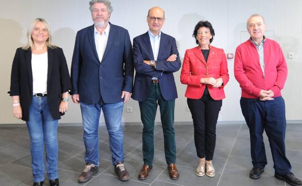 Mari Mar Blanco (PP), Juantxo López de Uralde (Elkarrekin Podemos), Mikel Legarda (PNV), Isabel Celaá (PSE) e Iñaki Ruiz de Pinedo (EH Bildu), momentos antes del debate en las oficinas municipales de San Martín. 