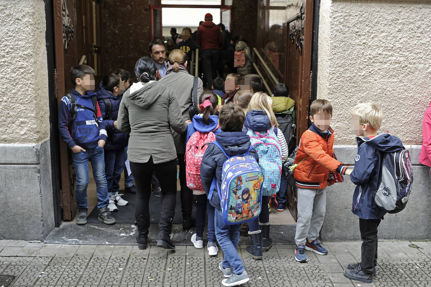 Madres y alumnos entran en el colegio Escolapios de Bilbao.