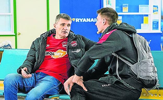 El técnico croata Velimir Perasovic conversa con Matt Janning mientras esperan a embarcar en el aeropuerto de Foronda. 
