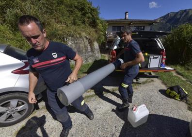 Imagen secundaria 1 - Un bombero apicultor contra la avispa asiática