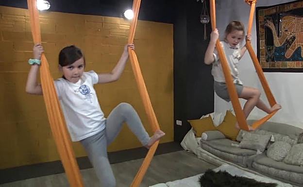 Adéntrate en una sesión de circo-yoga para los más pequeños