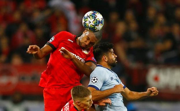 Diego Costa, superado por la defensa del Bayer de Leverkusen en un balón aéreo. 