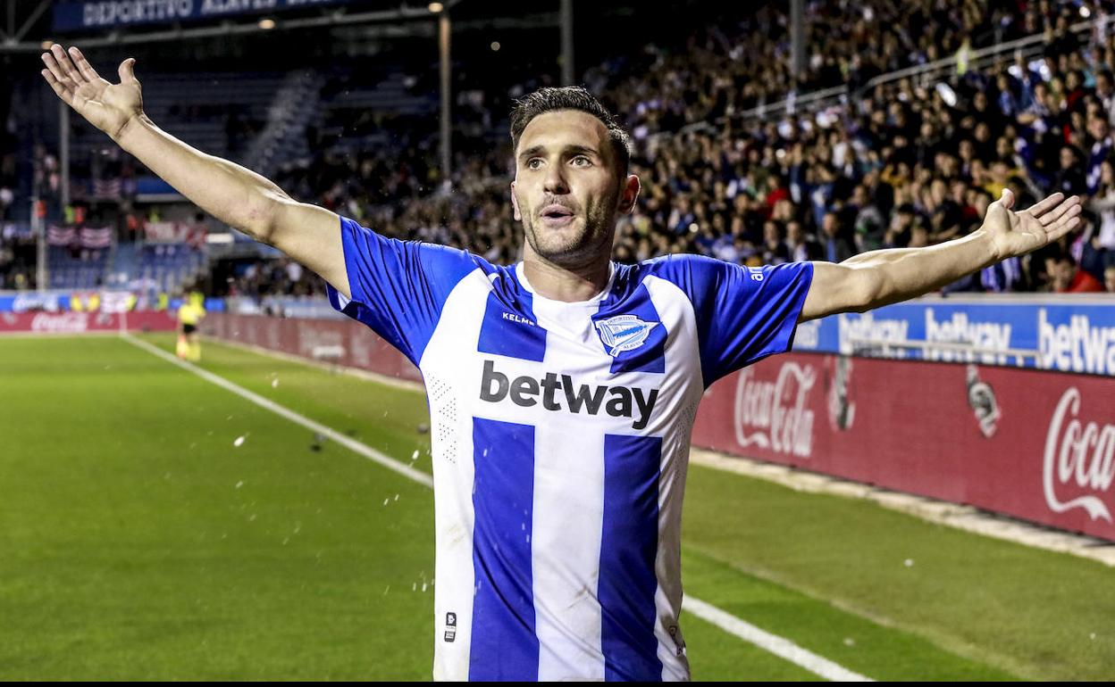 Lucas Pérez celebra el golazo que marcó en Mendizorroza en la igualada ante el Atlético de Madrid (1-1). 