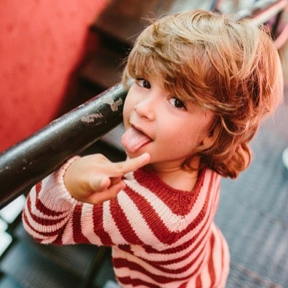 Detrás del trabajo de Alas de Rayas se encuentran Marta y Paloma, dos madres emprendedoras con muchas ganas de dar rienda suelta a su espíritu creativo. Desde abril de 2017 se han esmerado en fundar y hacer crecer un proyecto con sello propio dirigido a un público que les apasiona: los niños. ¿Entre sus propuestas? Unos jerséis de punto y unas sudaderas de algodón orgánico que, según Ana, «son una pasada y siempre llaman la atención». La asesora de imagen es una asidua a esta firma ya que, como madre y amante de la moda, también les gusta transmitir su pasión a sus hijos.