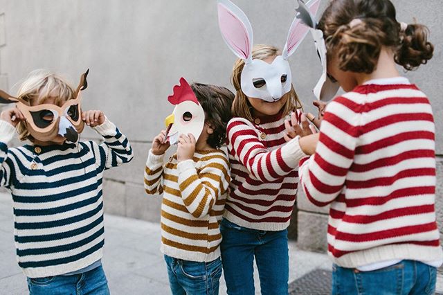 Detrás del trabajo de Alas de Rayas se encuentran Marta y Paloma, dos madres emprendedoras con muchas ganas de dar rienda suelta a su espíritu creativo. Desde abril de 2017 se han esmerado en fundar y hacer crecer un proyecto con sello propio dirigido a un público que les apasiona: los niños. ¿Entre sus propuestas? Unos jerséis de punto y unas sudaderas de algodón orgánico que, según Ana, «son una pasada y siempre llaman la atención». La asesora de imagen es una asidua a esta firma ya que, como madre y amante de la moda, también les gusta transmitir su pasión a sus hijos.