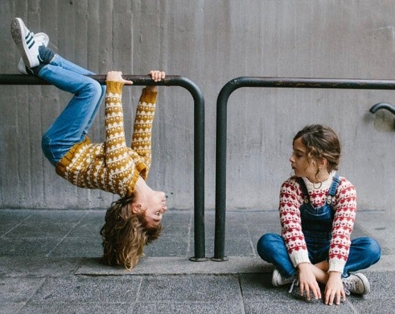 Detrás del trabajo de Alas de Rayas se encuentran Marta y Paloma, dos madres emprendedoras con muchas ganas de dar rienda suelta a su espíritu creativo. Desde abril de 2017 se han esmerado en fundar y hacer crecer un proyecto con sello propio dirigido a un público que les apasiona: los niños. ¿Entre sus propuestas? Unos jerséis de punto y unas sudaderas de algodón orgánico que, según Ana, «son una pasada y siempre llaman la atención». La asesora de imagen es una asidua a esta firma ya que, como madre y amante de la moda, también les gusta transmitir su pasión a sus hijos.