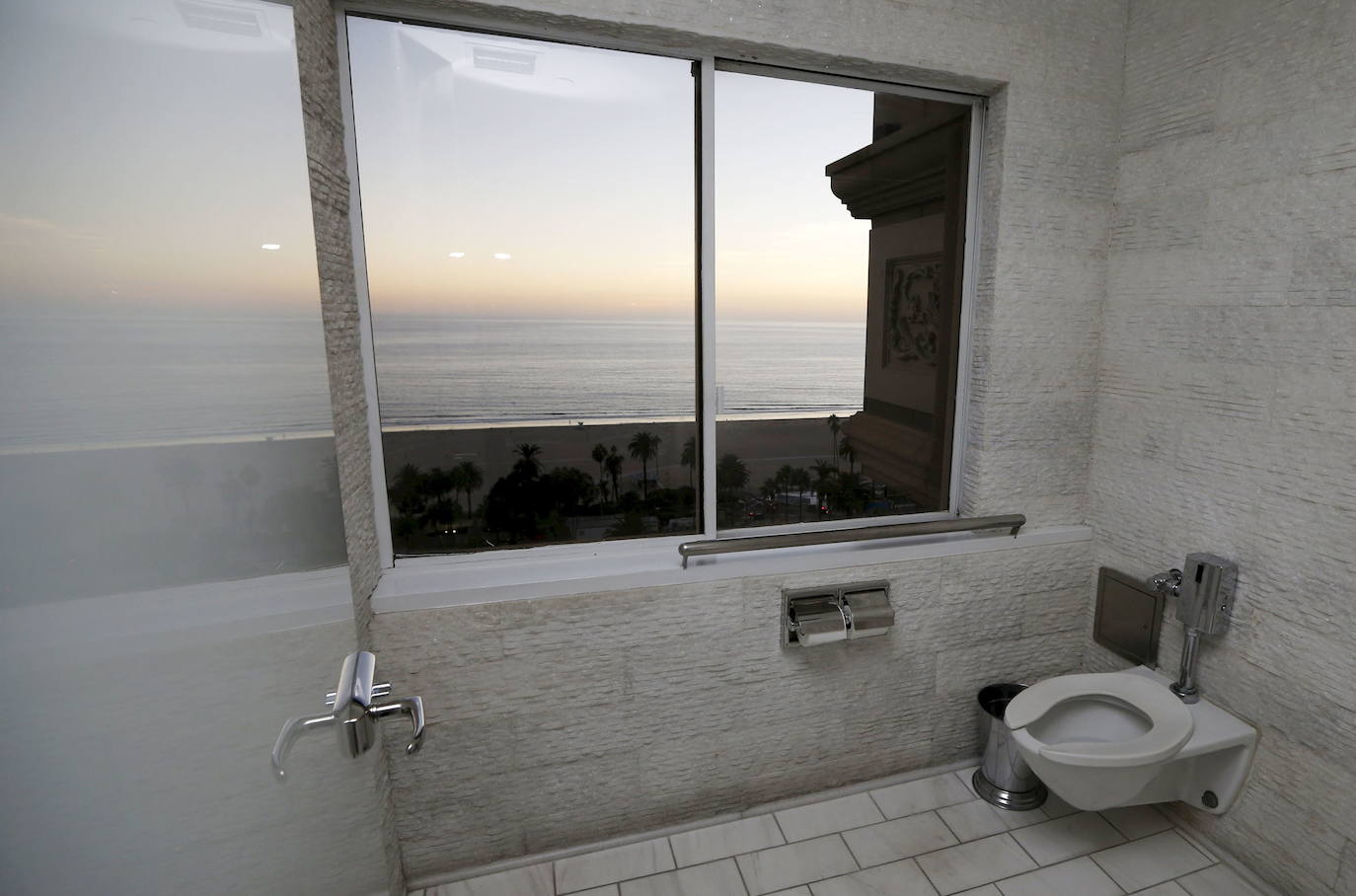 Baño con vistas al Océano Pacífico en el Hotel Huntley en Santa Mónica, California.