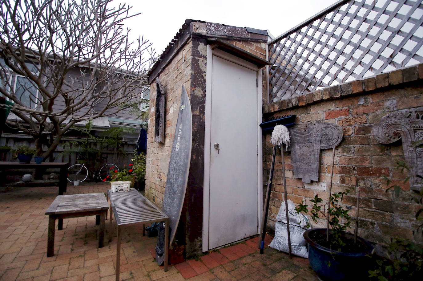 Un viejo cobertizo destinado al inodoro, también conocido en Australia como un dunny o letrina. Está situado en el patio trasero de una casa en el suburbio de las playas del norte de Manly, en Sydney, Australia.