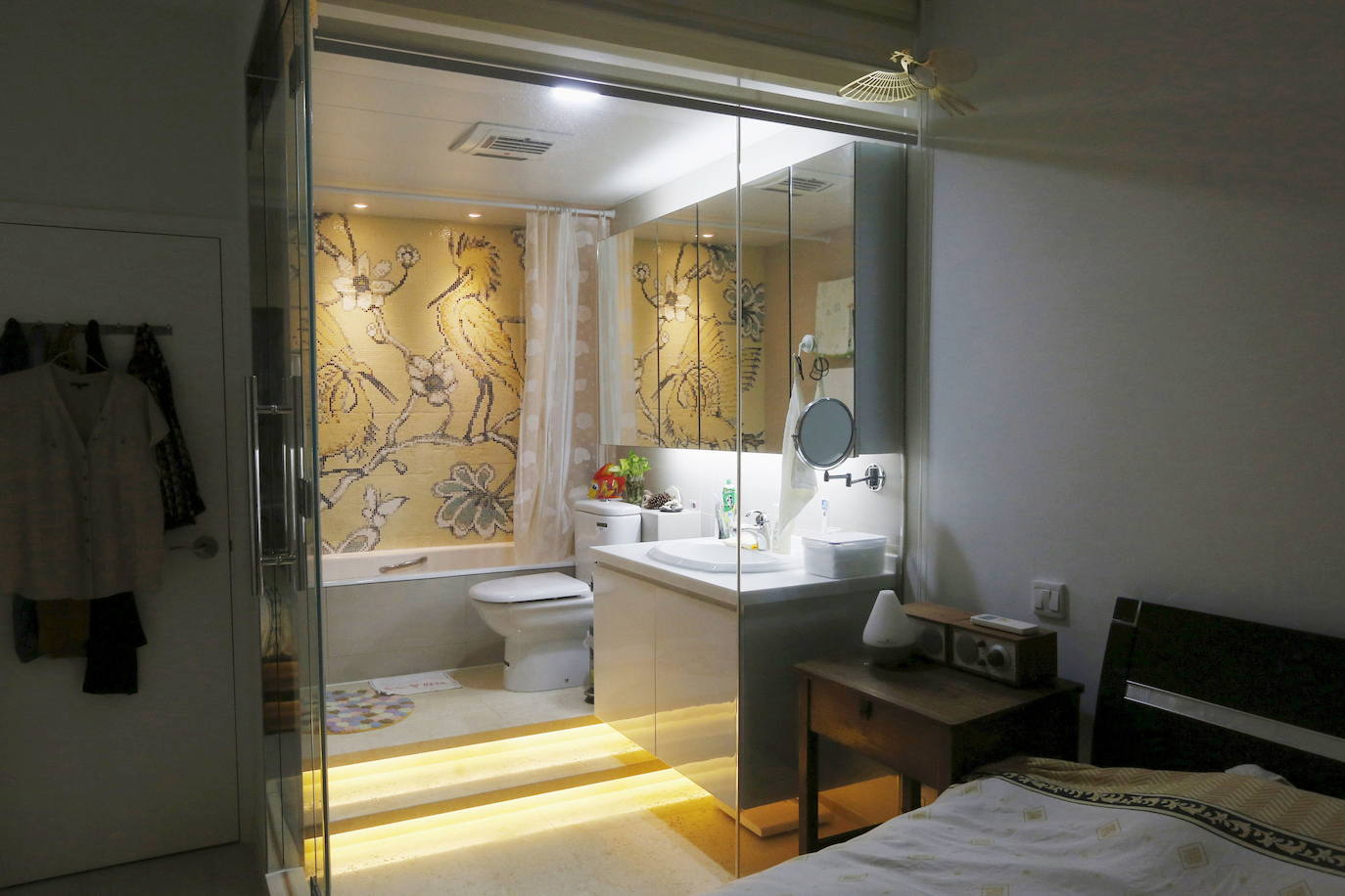 Baño de un dormitorio principal en un piso residencial en Hong Kong.