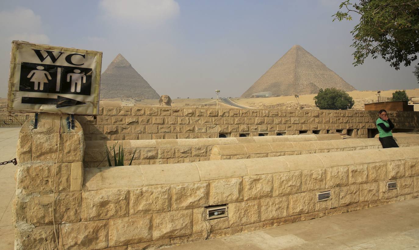 Inodoro frente a la Esfinge en las Pirámides de Giza, en las afueras de El Cairo, Egipto.