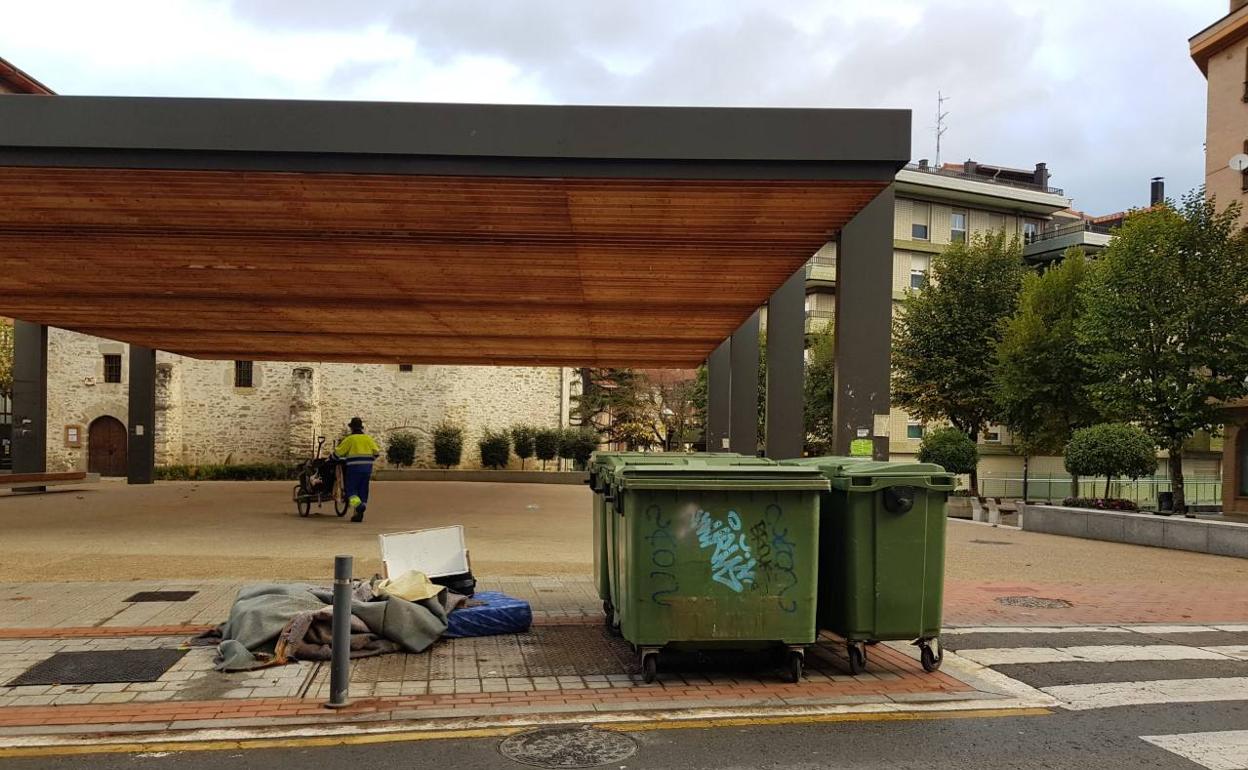 Los contenedores tradicionales sustituyen a los soterrados de la calle Landako desde hace tiempo. 