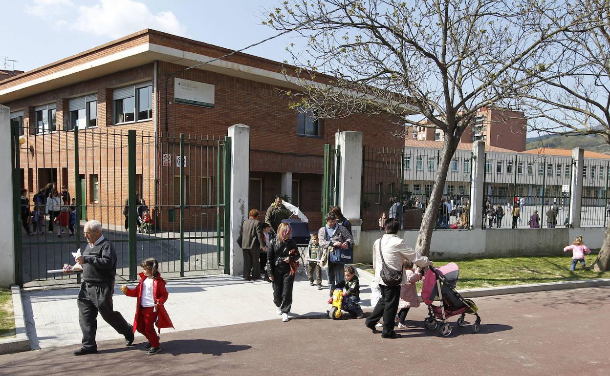 Familias esperan a los niños a la salida del colegio. 