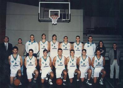 Imagen secundaria 1 - El Bacomat Araba. El Jorge Fernández Cerámicas. En pequeño, Livia López, actual concejala en el Ayuntamiento de Vitoria.