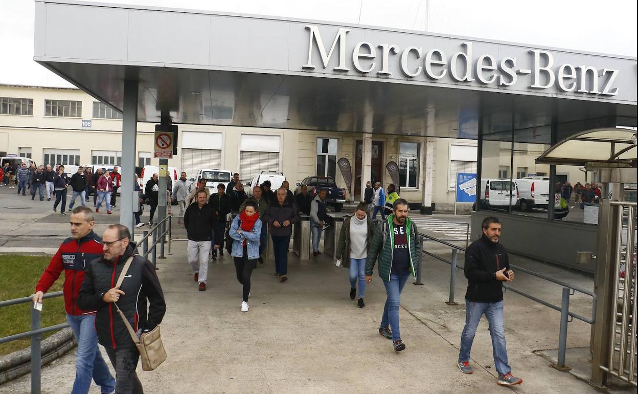 Personal de Mercedes-Benz salen de la factoría de Vitoria tras finalizar su jornada laboral. 