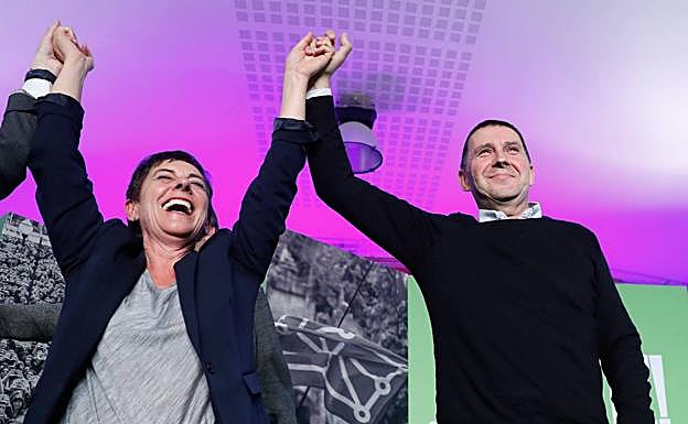 Un votante rellena una papeleta en un colegio electoral.