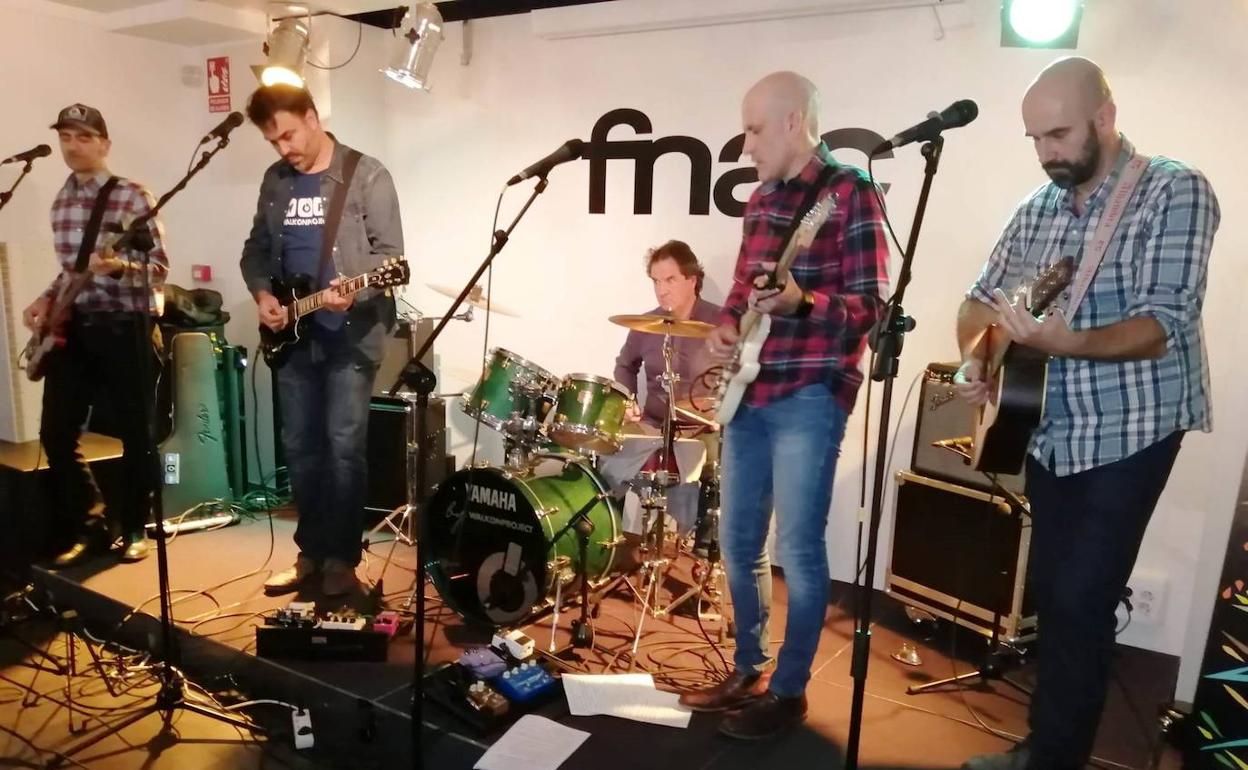 El quinteto a tres guitarras, con Renteria segundo por la derecha.