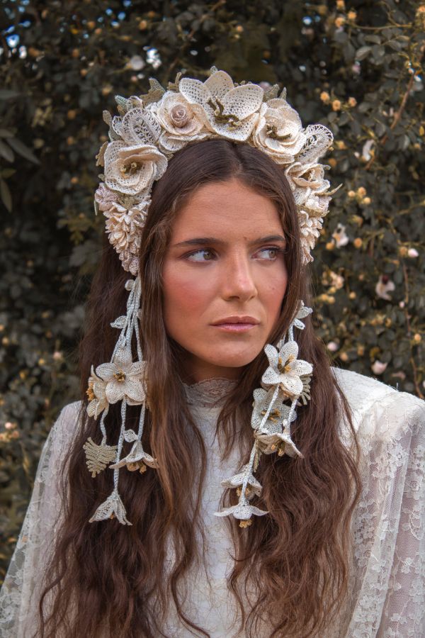 ¿Y qué decir de Verbena Madrid? Esta firma de accesorios se ha ganado el corazón de todas las españolas, gracias sus coloridas y originales diademas, pendientes y bolsos de confección 'made in Spain'. Sus fundadoras, Cristina Criado y Carmen García, comenzaron a desarrollar este proyecto en 2016 con la motivación de potenciar esa artesanía española que estaba a punto de desaparecer. Hoy, son un éxito sin precedentes en nuestro país. Ana Vijandi, asegura que le fascinan sus diademas y que, cualquiera de sus pendientes «son capaces de dar ese toque único para hacer especial cualquier look».