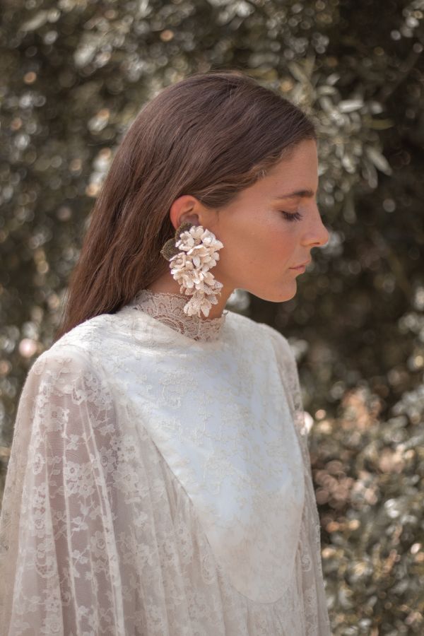 ¿Y qué decir de Verbena Madrid? Esta firma de accesorios se ha ganado el corazón de todas las españolas, gracias sus coloridas y originales diademas, pendientes y bolsos de confección 'made in Spain'. Sus fundadoras, Cristina Criado y Carmen García, comenzaron a desarrollar este proyecto en 2016 con la motivación de potenciar esa artesanía española que estaba a punto de desaparecer. Hoy, son un éxito sin precedentes en nuestro país. Ana Vijandi, asegura que le fascinan sus diademas y que, cualquiera de sus pendientes «son capaces de dar ese toque único para hacer especial cualquier look».